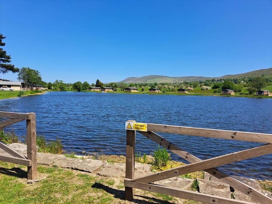 Diddly Squat Lodge With Hot Tub, Pendle View Holiday Park Clitheroe Dış mekan fotoğraf