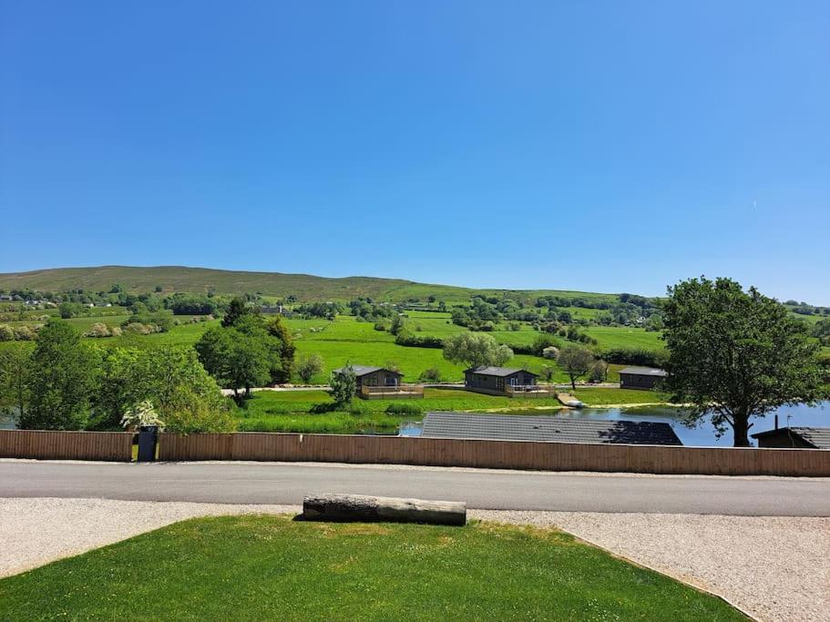 Diddly Squat Lodge With Hot Tub, Pendle View Holiday Park Clitheroe Dış mekan fotoğraf