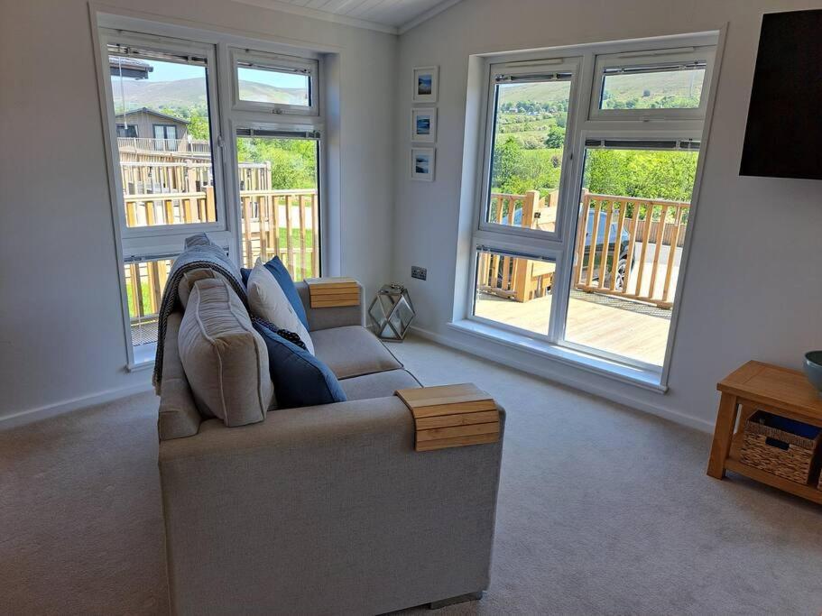 Diddly Squat Lodge With Hot Tub, Pendle View Holiday Park Clitheroe Dış mekan fotoğraf