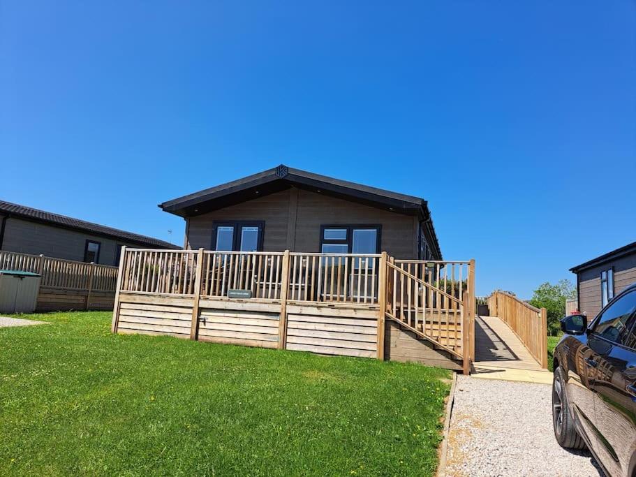 Diddly Squat Lodge With Hot Tub, Pendle View Holiday Park Clitheroe Dış mekan fotoğraf