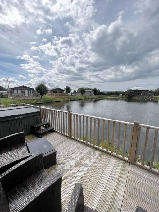 Diddly Squat Lodge With Hot Tub, Pendle View Holiday Park Clitheroe Dış mekan fotoğraf