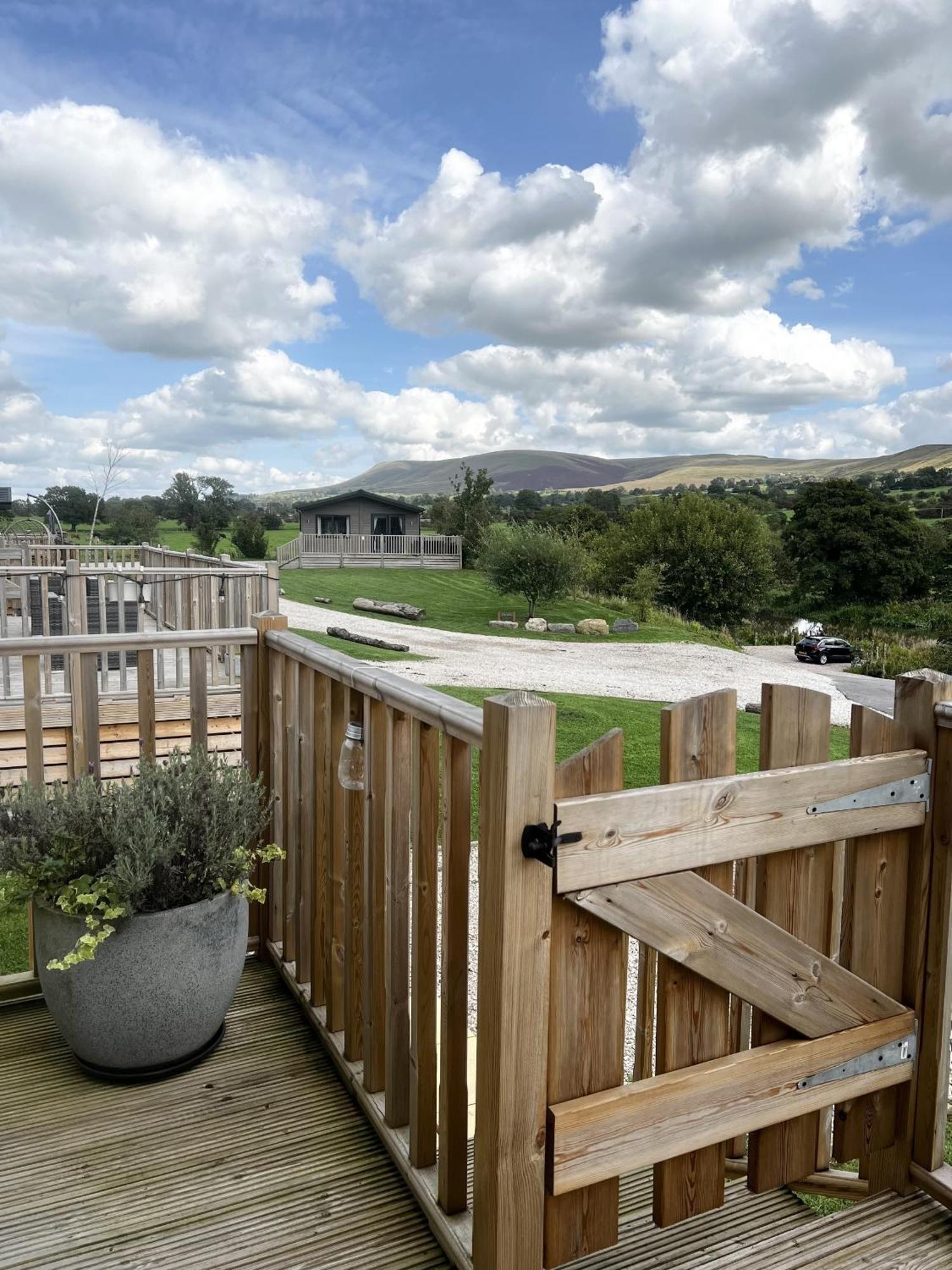 Diddly Squat Lodge With Hot Tub, Pendle View Holiday Park Clitheroe Dış mekan fotoğraf